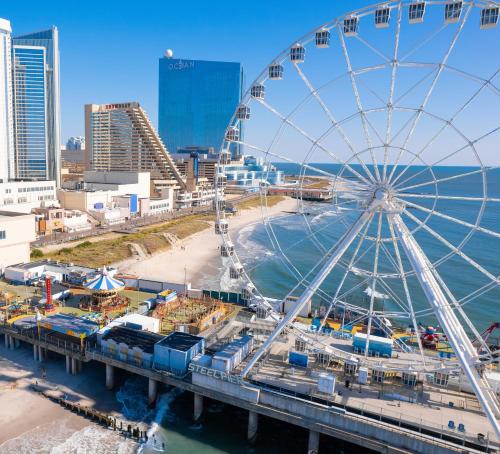 een reuzenrad op een pier naast een strand bij Showboat Hotel Atlantic City in Atlantic City