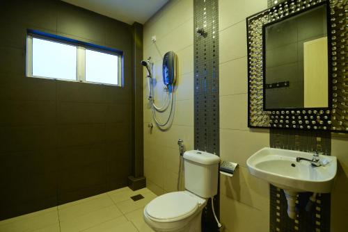 e bagno con servizi igienici, lavandino e doccia. di Parkview Homes a Ipoh