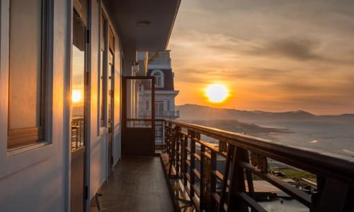 d'un balcon avec vue sur un phare au coucher du soleil. dans l'établissement Nhý Villa Đà Lạt Review, à Đà Lạt