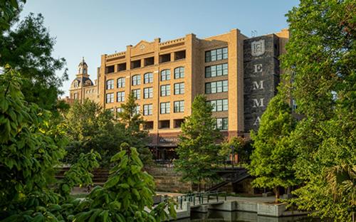 un gran edificio en medio de una ciudad en Hotel Emma at Pearl on the Riverwalk, en San Antonio