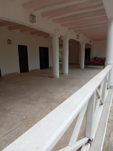 una vista de un gran edificio vacío con columnas en Mkuu House, en Malindi