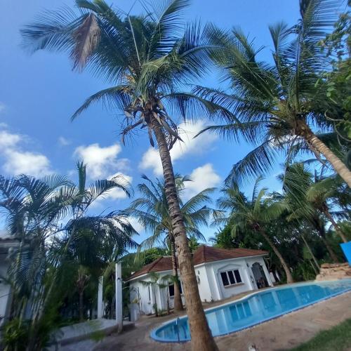 Poolen vid eller i närheten av Maasai Barracks Resort