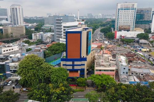 Pemandangan umum bagi Jakarta atau pemandangan bandar yang diambil dari hotel