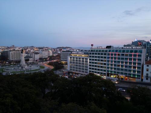 - une vue sur une ville avec un grand bâtiment dans l'établissement HF Fenix Lisboa, à Lisbonne