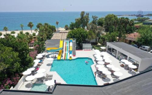 einen Blick über einen Pool mit einer Wasserrutsche in der Unterkunft SEAPHORIA BEACH HOTEL & Spa - by Mir'Amor-Ultra All Inclusive in Antalya