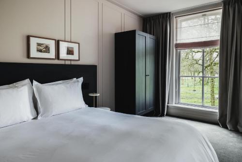 Tempat tidur dalam kamar di Pillows Luxury Boutique Hotel aan de IJssel