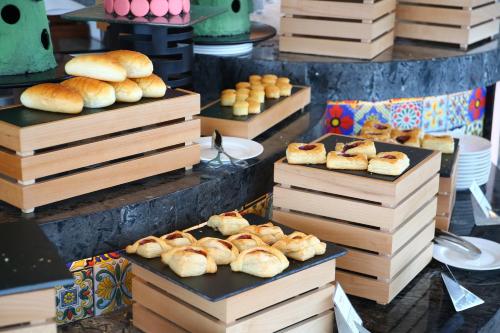 een weergave van brood en gebak op houten dozen bij Doubletree by Hilton Foshan Nanhai-Free Canton Fair Shuttle Bus in Foshan