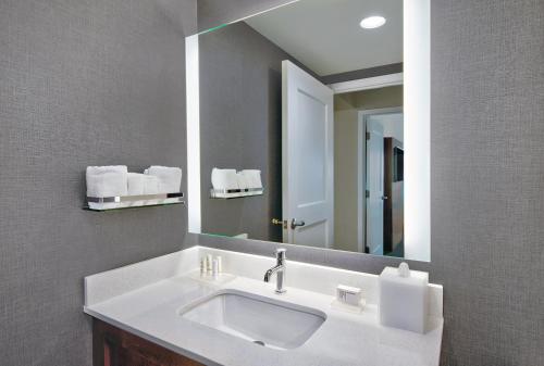 Kylpyhuone majoituspaikassa Residence Inn by Marriott Orlando at FLAMINGO CROSSINGS Town Center