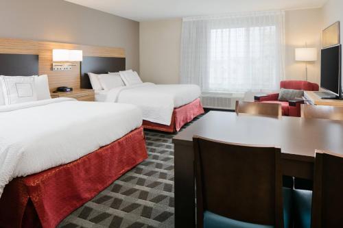 Gulta vai gultas numurā naktsmītnē TownePlace Suites by Marriott Kansas City Airport