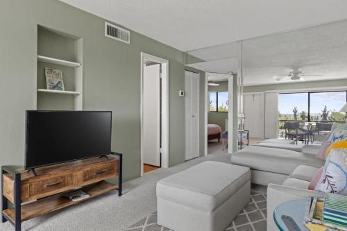 Il comprend un salon doté d'une télévision à écran plat et d'un canapé. dans l'établissement Comfy Waterfront Condo at Tennisplace Sanibel, à Sanibel