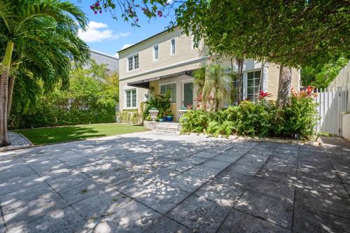 a driveway in front of a house at villa venezia bb in Miami Beach