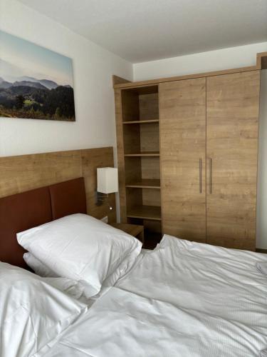 una camera con letto bianco e armadio di Apartment 207 a Feldberg