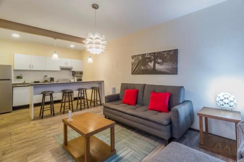 a living room with a couch and a kitchen at OM 686 URBAN LOFTS Narvarte in Mexico City