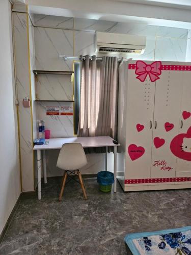 a room with a desk and a refrigerator at Homestay 26 Nguyễn Văn Lạc in Ho Chi Minh City