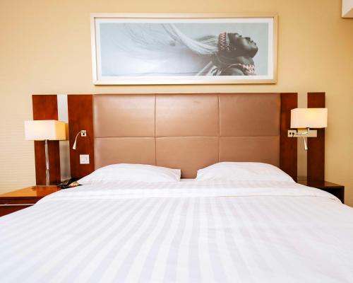 Giường trong phòng chung tại Park Inn by Radisson, Kigali