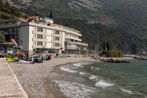 budynek na plaży nad wodą w obiekcie Torbole Aparthotel w orbole