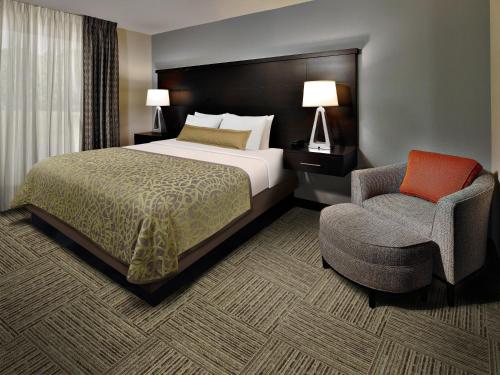 Ліжко або ліжка в номері Staybridge Suites Austin North - Parmer Lane, an IHG Hotel