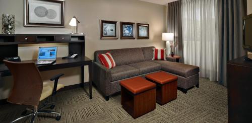 Зона вітальні в Staybridge Suites Austin North - Parmer Lane, an IHG Hotel