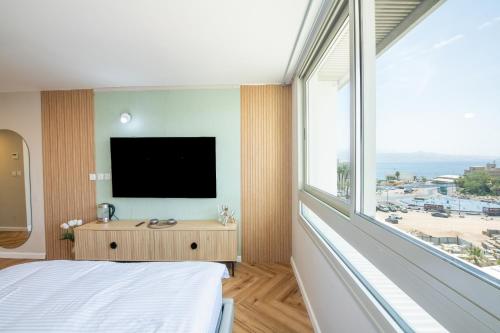 TV at/o entertainment center sa סיסייד אילת חדר עם נוף לים - Seaside Eilat Room With Sea View