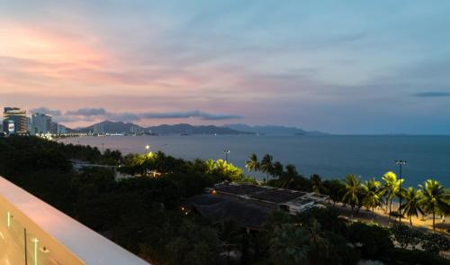 - un balcon offrant une vue sur l'océan dans l'établissement Bluebay Hotel, à Nha Trang