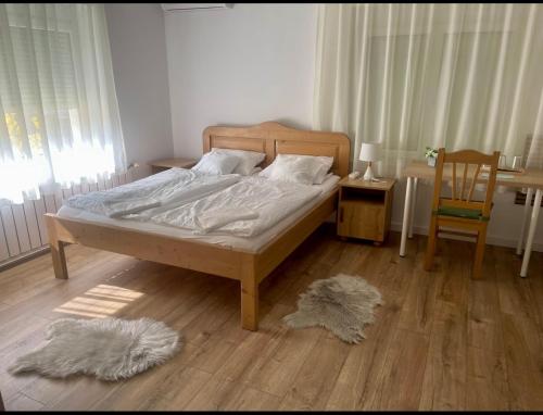 מיטה או מיטות בחדר ב-Airport Jazmin Guesthouse