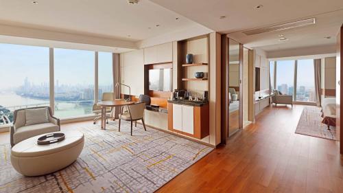 een woonkamer met een bank en een tafel bij InterContinental Guangzhou Exhibition Center, an IHG Hotel - Free shuttle between hotel and Exhibition Center during Canton Fair & Exhibitor registration Counter in Guangzhou