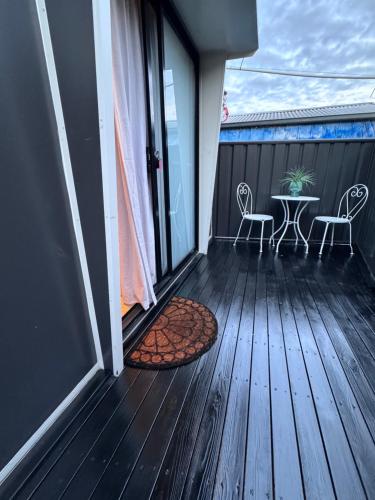 Un balcón o terraza en Stylish tiny home in Melton west