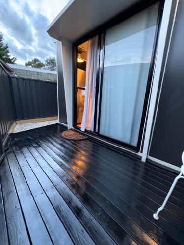 Un balcón o terraza en Stylish tiny home in Melton west