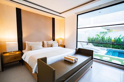 La Boutique villas Seminyak Bali游泳池或附近泳池