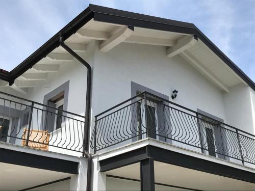 - un balcon dans un bâtiment blanc avec balustrade noire dans l'établissement Appartamenti Luna - Stresa, à Stresa