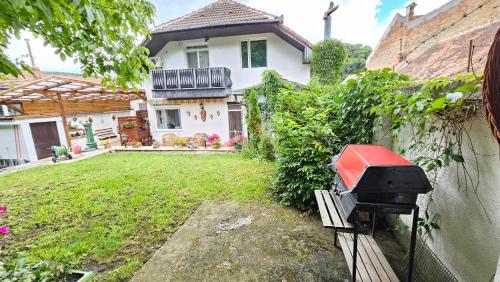 ein Haus mit Grill im Hof in der Unterkunft Casa Vanatorului in Sighişoara