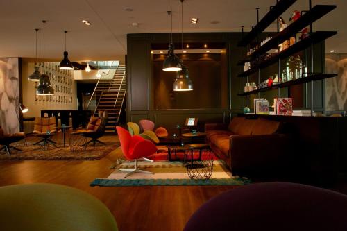 Seating area sa Motel One Amsterdam