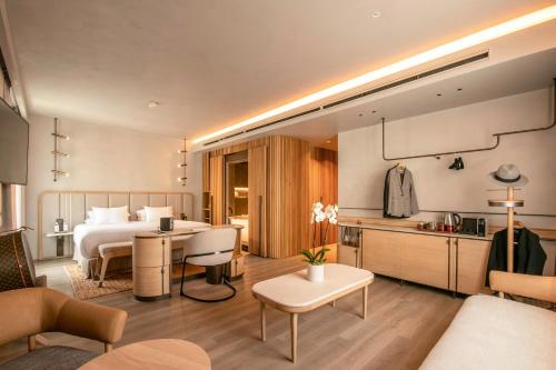 une chambre d'hôtel avec un lit et une cuisine dans l'établissement Only YOU Hotel Málaga, à Malaga