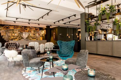 Motel One Paris-Porte Dorée tesisinde bir oturma alanı