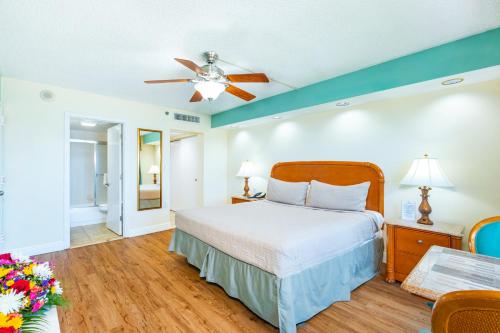 um quarto com uma cama e uma ventoinha de tecto em Fort Lauderdale Beach Resort by Vacatia em Fort Lauderdale