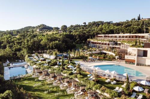 - une vue aérienne sur un complexe avec une piscine dans l'établissement A-ROSA Gardasee, à Salò