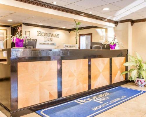 Rodeway Inn Mount Laurel Hwy 73 tesisinde lobi veya resepsiyon alanı