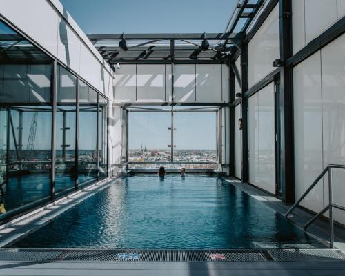 una grande piscina in un edificio con finestre di Clarion Hotel Helsinki a Helsinki