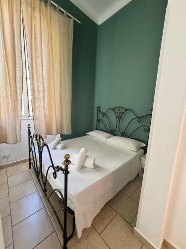 una camera con letto e lenzuola bianche di GARIBALDI ROOMS a Reggio di Calabria