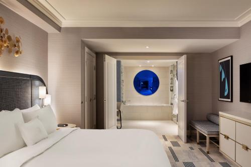 Tempat tidur dalam kamar di Fontainebleau Las Vegas