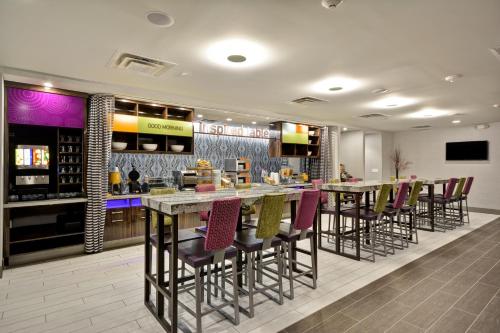 Home2 Suites by Hilton KCI Airport tesisinde lounge veya bar alanı