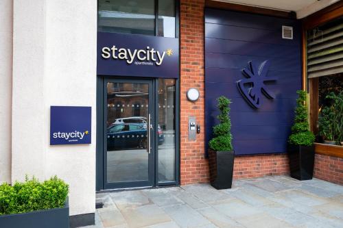 Staycity Aparthotels Liverpool City Centre في ليفربول: علامة على جانب المبنى