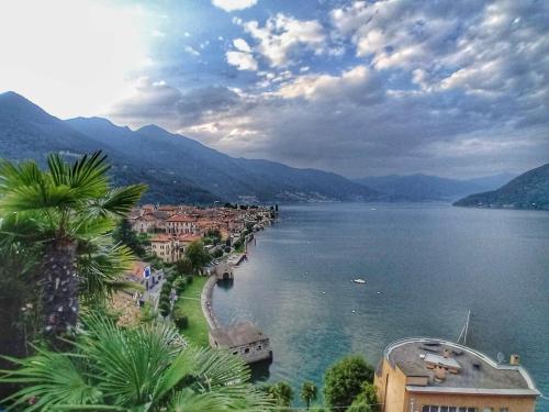 uma vista para um corpo de água com uma cidade em Spiaggia Amore - Appartamenti Vacanza Vista Lago em Cannobio