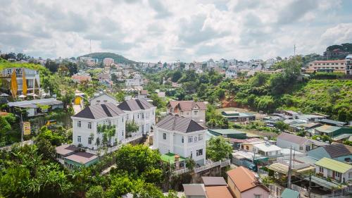 une vue aérienne sur une ville avec des bâtiments dans l'établissement Myrtle Boutique Hotel, à Đà Lạt