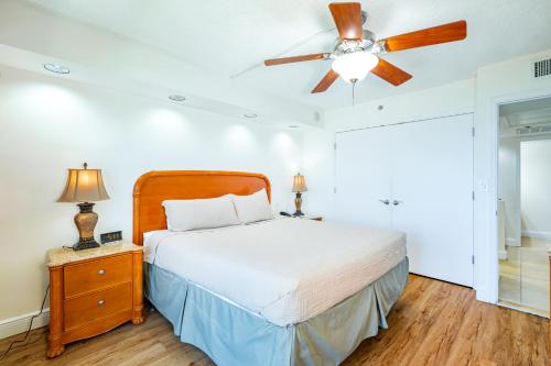 um quarto com uma cama e uma ventoinha de tecto em Fort Lauderdale Beach Resort by Vacatia em Fort Lauderdale