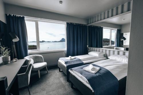 Gulta vai gultas numurā naktsmītnē Live Lofoten Hotel