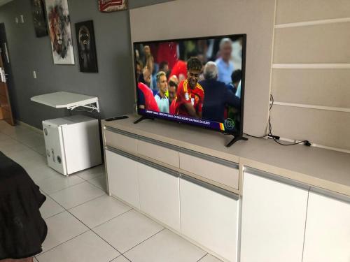 TV in/ali zabaviščno središče v nastanitvi Flat Hotel morador 1110 Suíte,Sofá,Varanda,Cozinha