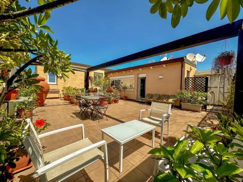 a patio with chairs and a table and a table and chairs at B&B Pellicano Guest House in Reggio di Calabria