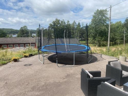 un trampolino in un parcheggio di Velferden Mågerø a Nord Måkerøy