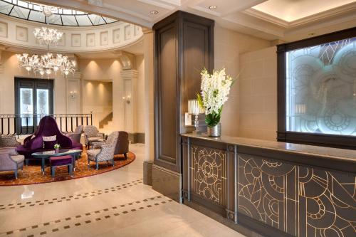 a lobby of a hotel with a waiting room at Hôtel Château Frontenac in Paris